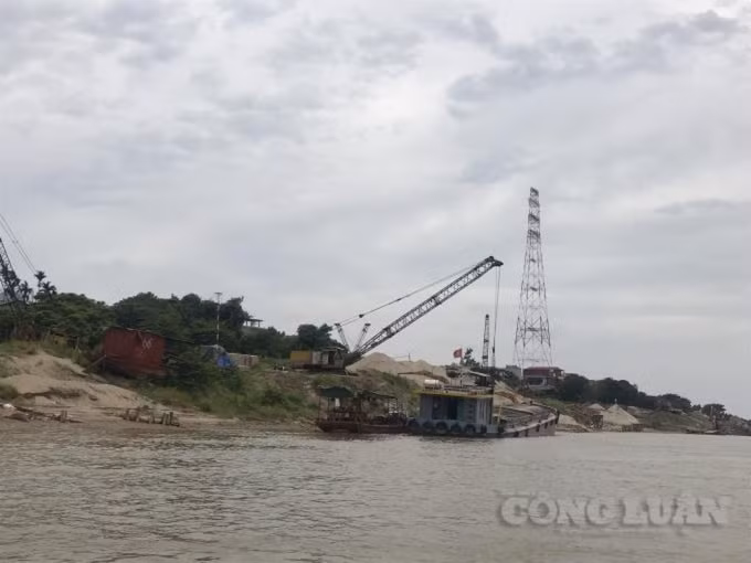 Hà Nội sẽ kiểm tra và chấn chỉnh tình hình khai thác khoáng sản và các bến bãi tập kết, trung chuyển VLXD trên địa bàn. Ảnh: C.L