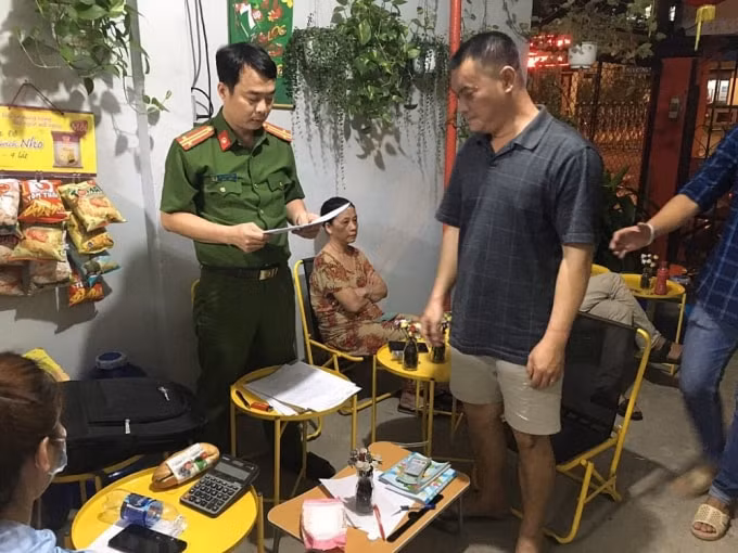Lực lượng chức năng đọc lệnh bắt nghi can Nguyễn Vũ Anh Tuấn (Ảnh: thanhnien)