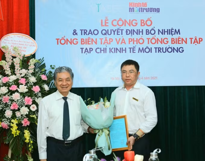 PGS.TS Trương Mạnh Tiến, Ủy viên Đoàn Chủ tịch VUSTA, Chủ tịch TW Hội Kinh tế Môi trường Việt Nam trao quyết định bổ nhiệm Phó Tổng Biên tập đối với Nhà báo Nguyễn Tường Quân.