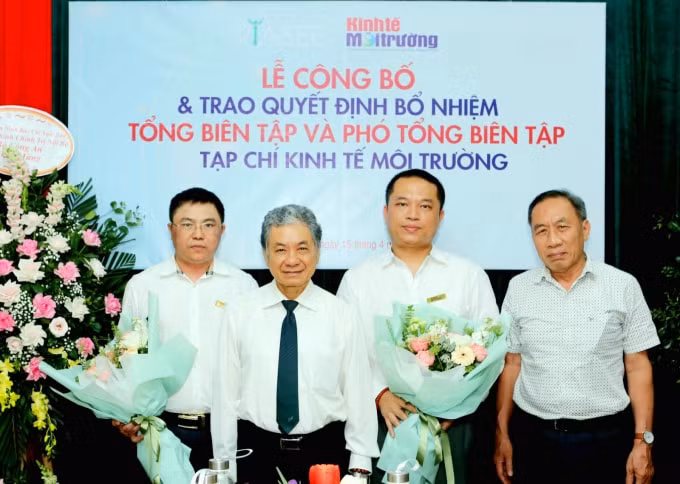 PGS.TS Trương Mạnh Tiến, Chủ tịch TW Hội Kinh tế Môi trường Việt Nam, PGS.TS Lưu Đức Hải, Phó Chủ tịch TW Hội Kinh tế Môi trường Việt Nam chụp ảnh cùng hai lãnh đạo Tạp chí Kinh tế Môi trường vừa nhận quyết định bổ nhiệm.&nbsp;