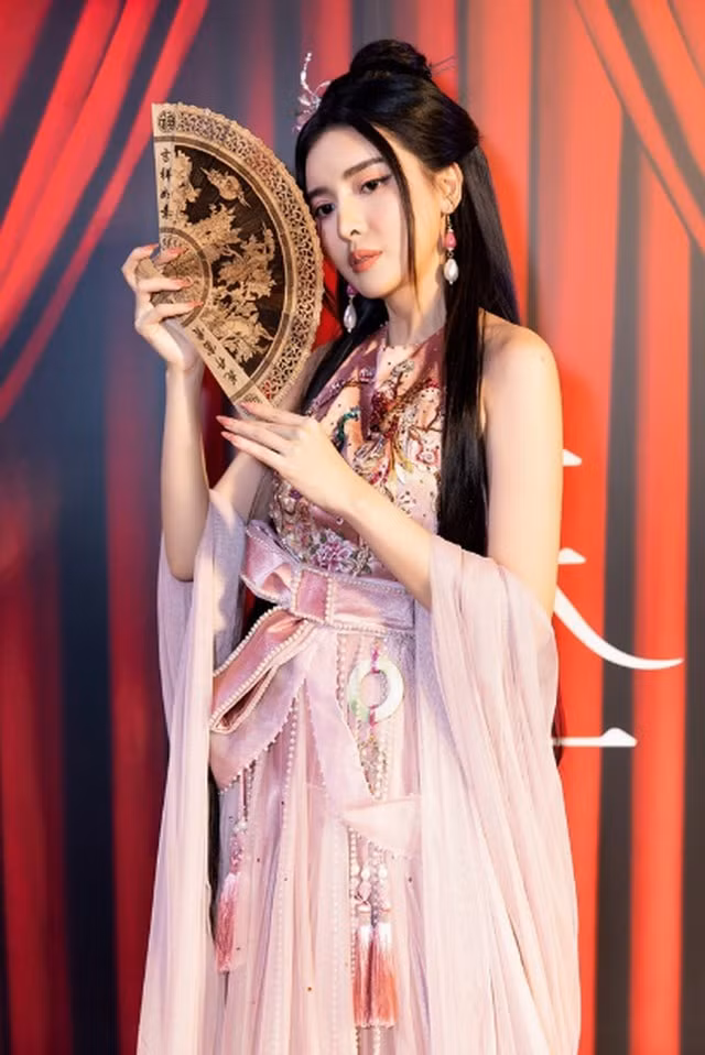 Hình ảnh Cao Thái Hà trong buổi họp báo.