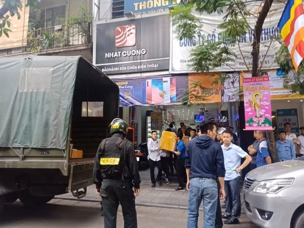 Cảnh sát khám xét cửa hàng điện thoại Nhật Cường