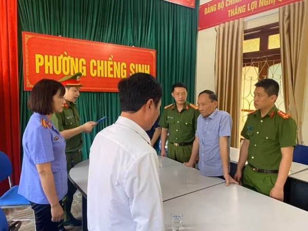 Đối tượng Ngô Phúc Thái (thứ hai từ phải sang). Ảnh: Công an tỉnh Sơn La