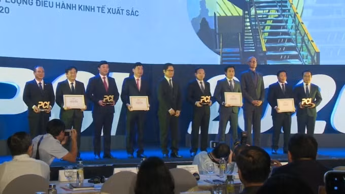 Đại diện các tỉnh nhận chứng nhận chỉ số năng lực cạnh tranh năm 2020.