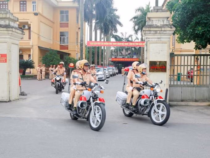 Toàn thể CBCS CSGT Công an tỉnh Hà Tĩnh diễu hành trên các trục đường của Thành phố Hà Tĩnh&nbsp;...