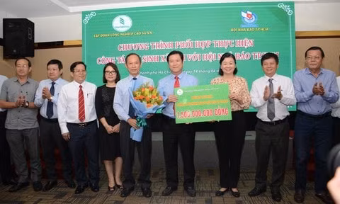 Tập đoàn Công nghiệp Cao su Việt Nam trao 1,5 tỷ đồng cho Hội Nhà Báo TPHCM để thực hiện các hoạt động xã hội từ thiện. Ảnh: Thiên Long