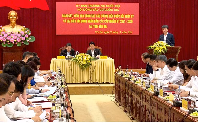 Phó Bí thư Tỉnh ủy, Chủ tịch UBND tỉnh, Chủ tịch Ủy ban Bầu cử Nguyễn Huy Tuấn báo cáo với đoàn giám sát, kiểm tra về công tác chuẩn bị bầu cử của tỉnh Yên Bái.