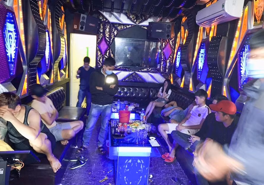 Công an thị xã Hoài Nhơn phát hiện 10 đối tượng có biểu hiện phê ma túy, qua test nhanh tất cả đều dương tính với ma túy. Ảnh: CACC