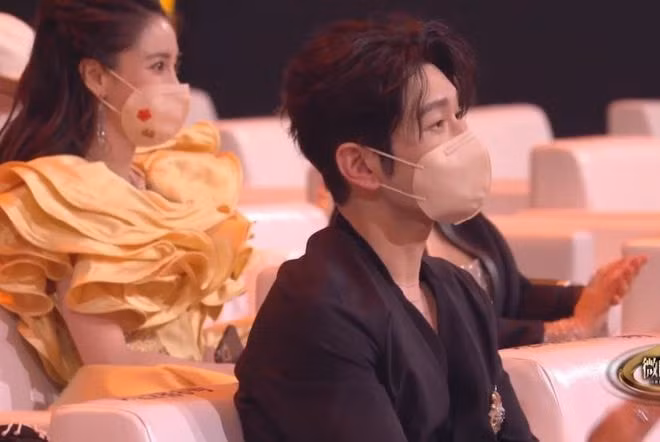 Huỳnh Hiểu Minh và Angelababy tỏ ra xa cách trong đêm hộ Weibo 28/2.