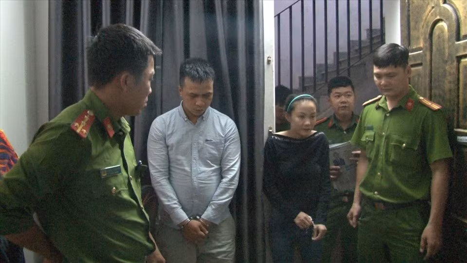 Đối tượng Lực bị công an bắt quả tang vì hành vi tàng trữ trái phép chất ma túy. Ảnh: CA