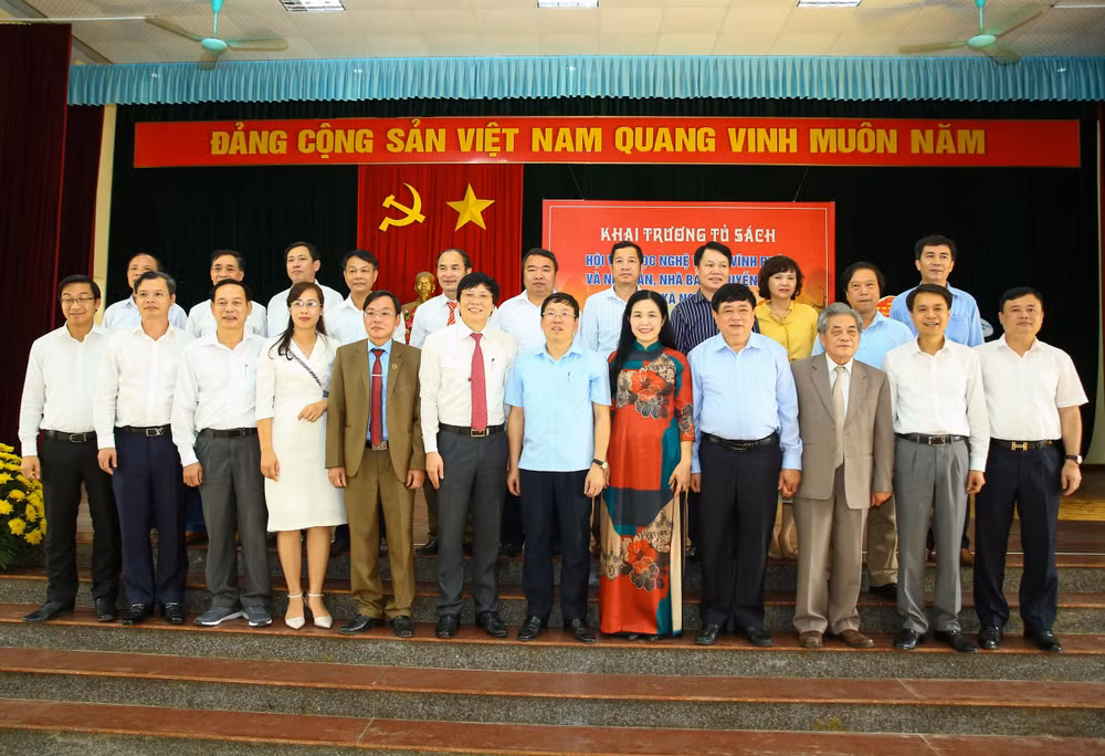 Các đại biểu chụp ảnh lưu niệm trong lễ ra mắt Tủ sách của Hội VHNT Vĩnh Phúc và Nhà văn, Nhà báo Nguyễn Uyển tặng xã Nghĩa Hưng. Ảnh: Sơn Hải