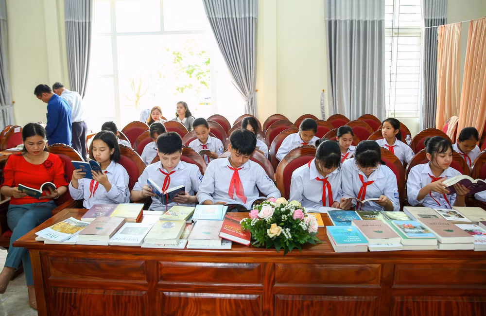 Các em học sinh xã Nghĩa Hưng, huyện Vĩnh Tường đọc sách tại buổi lễ. Ảnh: Sơn Hải