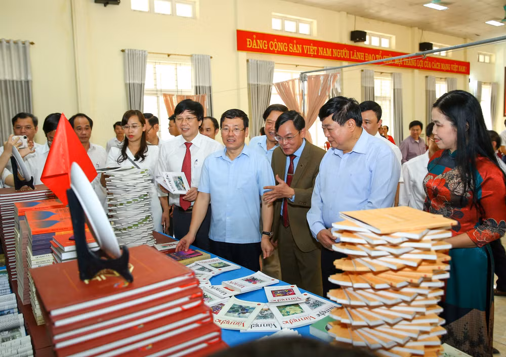Các đại biểu thăm Tủ sách của Hội VHNT Vĩnh Phúc và Nhà văn, Nhà báo Nguyễn Uyển tặng xã Nghĩa Hưng. Ảnh: Sơn Hải