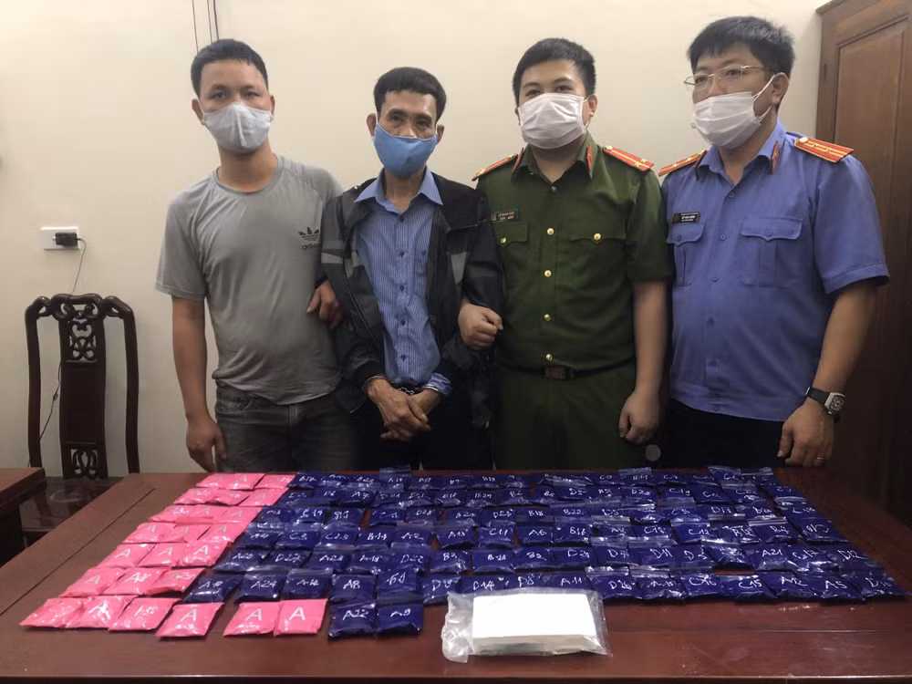 Đối tượng Nguyễn Văn Hóa cùng toàn bộ tang vật vụ án. Ảnh: tienphong.vn