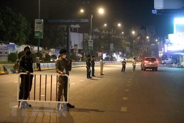 Cảnh sát Campuchia làm nhiệm vụ tại một tuyến phố ở Phnom Penh, khi lệnh giới nghiêm về ban đêm được áp dụng. Ảnh: THX/TTXVN