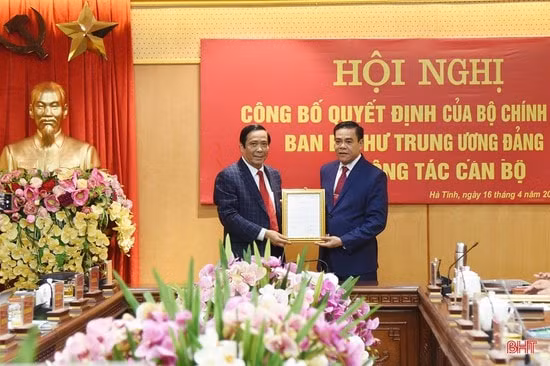Phó Trưởng ban Thường trực Ban Tổ chức Trung ương Nguyễn Thanh Bình trao quyết định cho đồng chí Võ Trọng Hải