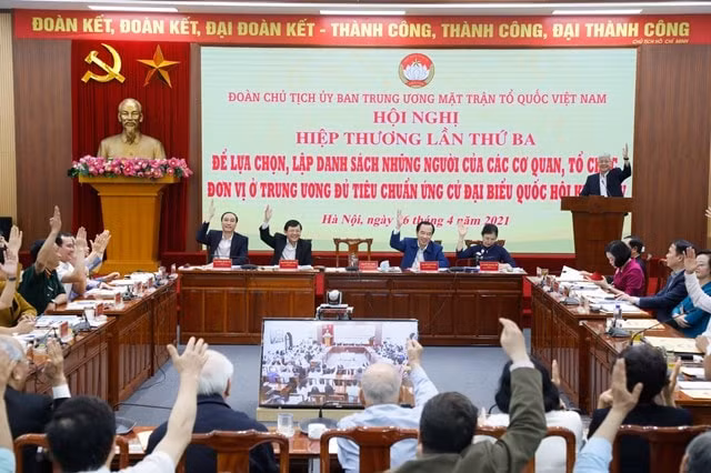 100% đại biểu biểu quyết thông qua danh sách chính thức 205 người của các cơ quan, tổ chức, đơn vị ở Trung ương ứng cử đại biểu Quốc hội khóa XV.