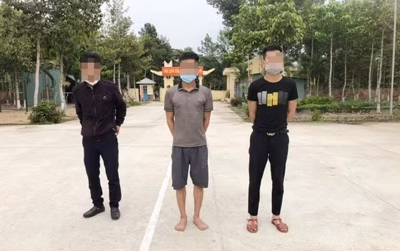 3 đối tượng chuẩn bị vượt biên trái phép bị cơ quan chức năng bắt giữ. Ảnh: sggp.vn