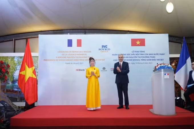 Đại sứ Pháp Nicolas Warnery trao Huân chương Bắc đẩu bội tinh cho bà Nguyễn Thị Phương Thảo.