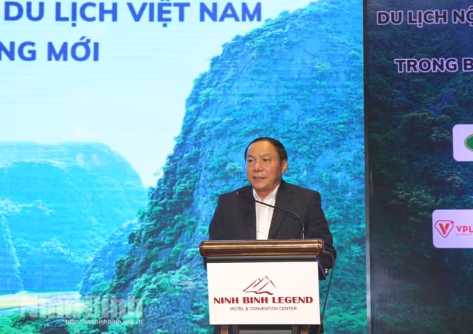 Bộ trưởng Bộ Văn hóa, Thể thao và Du lịch Nguyễn Văn Hùng phát biểu tại Diễn đàn (Ảnh: Báo Ninh Bình).