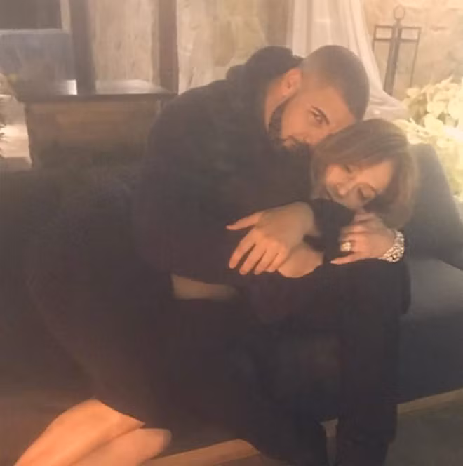 Rapper Drake từng là mối tình mập mờ của nữ ca sĩ.