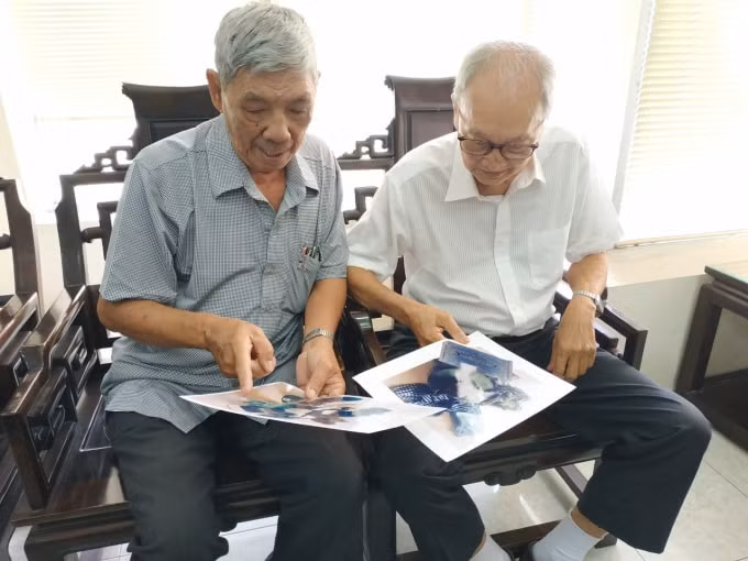 Nhà báo Nguyễn Xuân Quang (phải) và Nhà báo Nguyễn Quốc Nhân chia sẻ về kỷ niệm làm báo trong chiến khu
