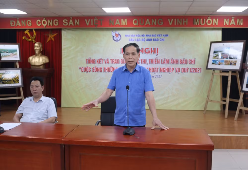 Đồng chí Nguyễn Thế Dũng, Giám đốc Nhà văn hóa, Chủ tịch CLB Ảnh báo chí phát biểu tại hội nghị.