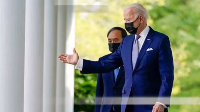 Biden muốn giữ vững lập trường nhưng Suga tìm cách tránh khiêu khích Bắc Kinh. © AP