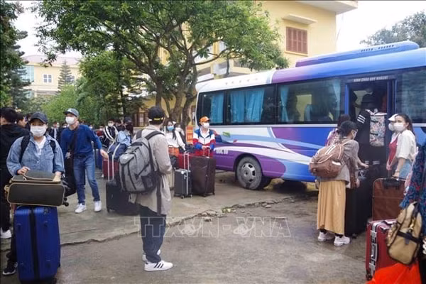 Công dân hoàn thành thời gian cách ly tập trung tại cơ sở cách ly số 1 của Trung đoàn bộ binh 126 trở về địa phương. Ảnh: TTXVN