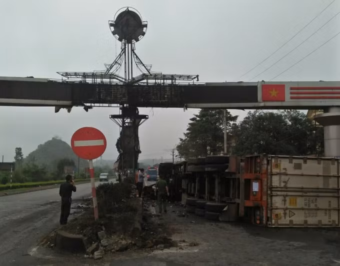 Tại hiện trường, chiếc xe đầu kéo lật nghiêng và bốc cháy, 1 người bị thương nhẹ.