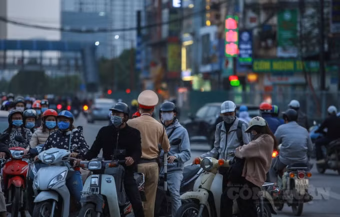 Tình trạng ùn tắc giao thông đang ngày càng phức tạp tại nút giao Lê Văn Lương - Tố Hữu - Khuất Duy Tiến