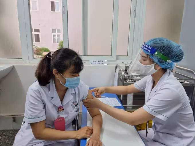Hiện nay công tác tiêm phòng COVID-19 đang được triển khai tại nhiều địa phương (ảnh TL).