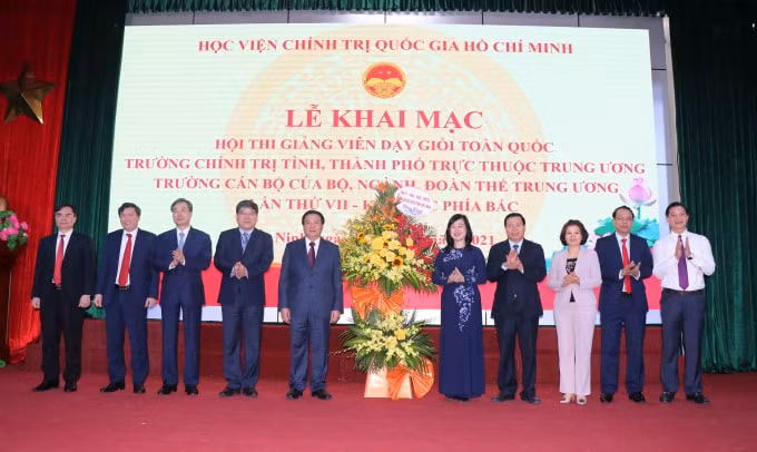 Các đại biểu tặng hoa chúc mừng Hội thi