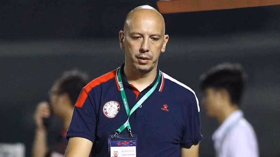 Ông Luis Viegas, trợ lý CLB TP. HCM cho rằng trọng tài Nguyễn Viết Duẩn có thành kiến với mình vì đã 3 lần bị vị trọng tài này trừng phạt. Ảnh: internet