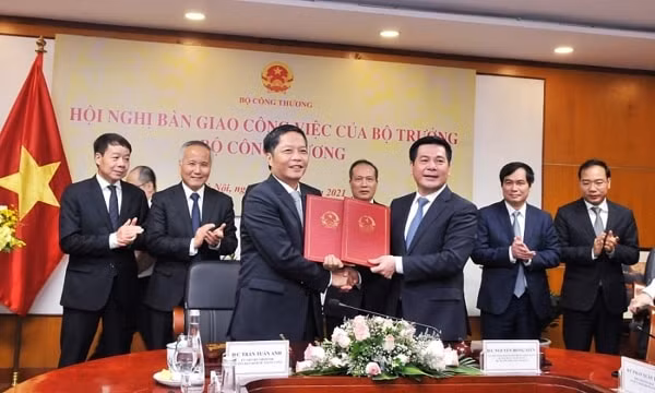 Nguyên Bộ trưởng Bộ Công Thương Trần Tuấn Anh và tân Bộ trưởng Bộ Công Thương Nguyễn Hồng Diên bàn giao công việc