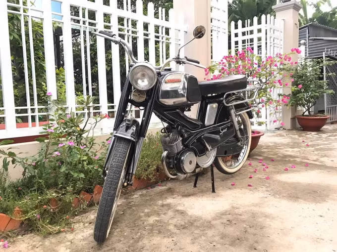 Trong ảnh là chiếc Mobylette SP50 đời 1956, hội tụ đủ các yếu tố kể trên. Vì vậy, trên thị trường xe cổ, nó được định giá lên tới 60 - 70 triệu đồng, ngang với một chiếc Honda SH đời mới nhất.