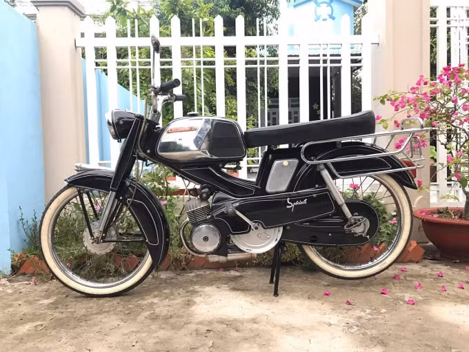 Chủ nhân của chiếc xe “độc” này là anh Nguyễn Hoàng Huynh, một dân chơi xe cổ tại Đồng Tháp.