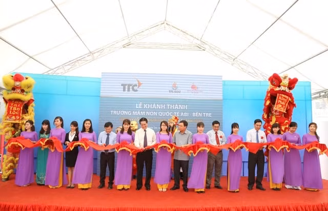 Lãnh đạo tỉnh Bến Tre, cùng ông Đặng Văn Thành - Chủ tịch Tập đoàn Thành Thành Công (TTC Group) trong buổi lễ khánh thành dự án trường Mầm non quốc tế Abi Bến Tre. Ảnh: TL