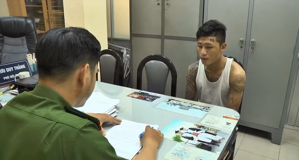 Tên Cường và các đối tượng tại cơ quan công an. Ảnh: nld.vn