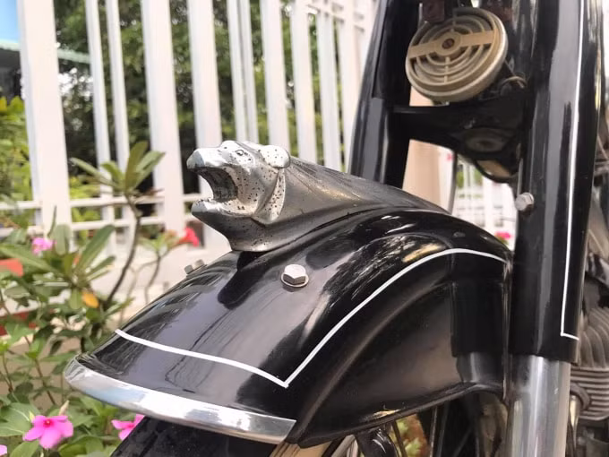 “Máy rút lòng lớn 47-li giúp xe đạt được tốc độ 90 km/giờ. Có thể ở này, nhiều dòng xe máy có thể đạt tốc độ 120 km/giờ, thậm chí 150 - 180 km/giờ. Tuy nhiên, thời điểm 60 năm trước, tốc độ 90 km/giờ là điều rất khủng khiếp”, anh Huynh chia sẻ.