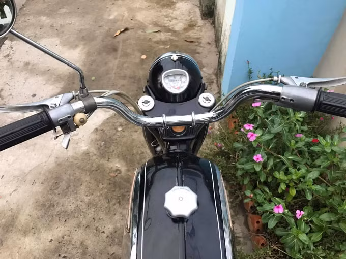 Được biết, chiếc Mobylette SP50 đời 1956 được nhập khẩu nguyên chiếc từ Tây Ban Nha. Hầu hết, phụ kiện, động cơ, hay bánh xe,... đều nguyên bản, chưa thay thế phụ tùng. Anh Huynh đánh giá độ “zin” lên tới 90%.
