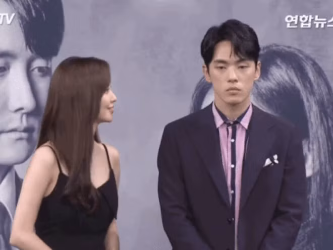 Kim Jung Hyun lạnh lùng, cau có khi đứng cạnh Seo Hyun tại buổi quảng bá tác phẩm.