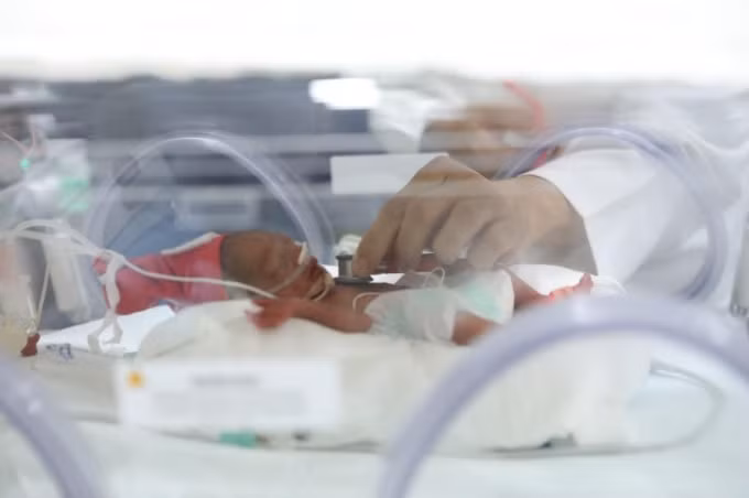 Bé gái sinh cực non được cứu sống thành công và đang được theo dõi tại khoa Hồi sức Sơ sinh, BVĐK Tâm Anh TP.HCM.