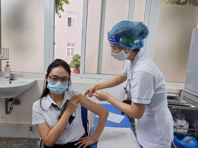 Hiện nay việc tiêm phòng COVID-19 đang được triển khai tại nhiều địa phương (ảnh TL).