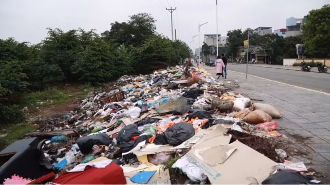 Vỉa hè lát đá rất đẹp để dành cho người đi bộ nay đã ngập ngụa rác, đổ phế thải.