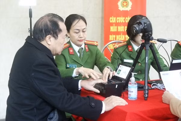 Lệ phí cấp, đổi căn cước công dân đến hết ngày 30/6/2021 là 15.000 đồng/thẻ. Ảnh minh họa