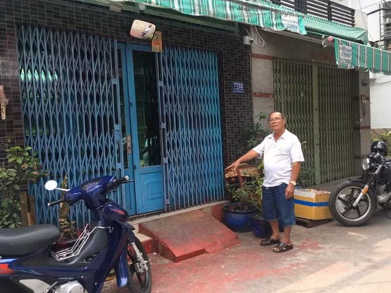 Hiện trường căn nhà của ông Được bị tạt sơn, mắm tôm. Ảnh: saigongiaiphong.vn