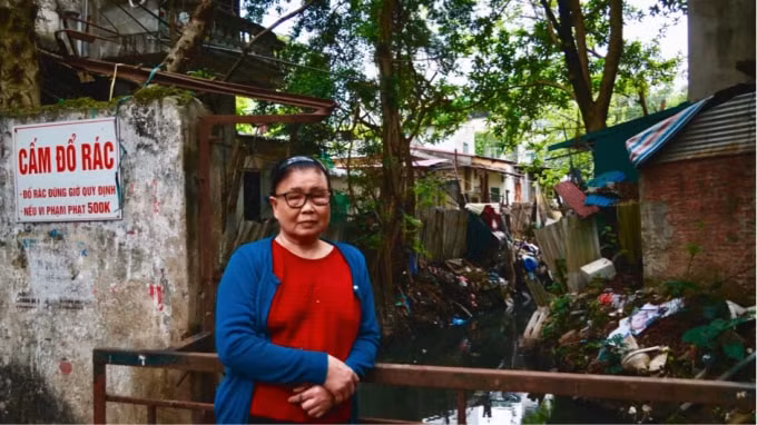 Bà Ngô Thị Miên 73 tuổi (Vạn Phúc – Ba Đình, Hà Nội) cho biết: Ở đây cứ mưa đến là ngập, nước đầy ắp từ trên nhà xuống bếp, bao nhiêu năm nay sống chung với con mương này gia đình tôi chật vật. Mùa hè thi mùi hôi thối bốc lên, ngày nào nhà tôi cũng phải đóng cửa kín mít, mùa đông thì ruồi muỗi bủa vây, ở đây rồi thì không thể di chuyển đi đâu được.