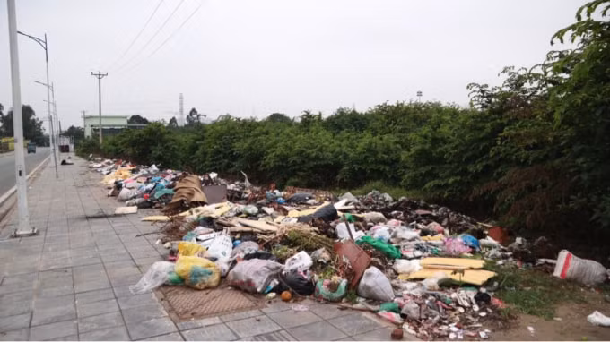 Những núi rác ngổn ngang lấn chiếm vỉa hè, gây ô nhiễm môi trường.