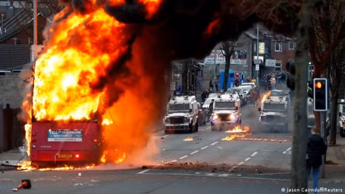Một hiếc xe bus bốc cháy ở Belfast. Ảnh: Reuters